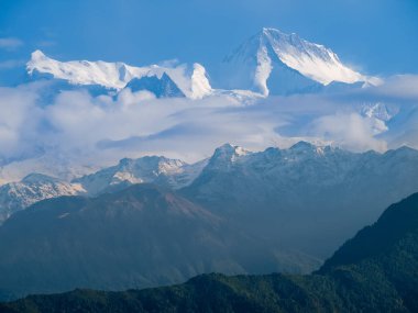 Dağ tepe Annapurna II ve Himalayalar bulutlar arasında Annapurna IV. Hill Sarangkot Nepal Pokhara şehirde göster