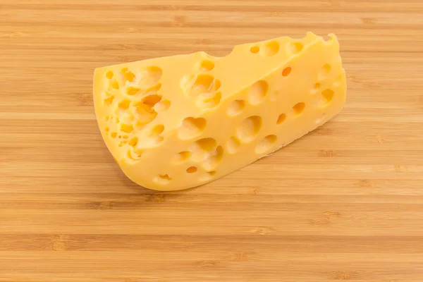 Pièce Fromage Suisse Pâte Moyenne Avec Trous Internes Sur Planche — Photo