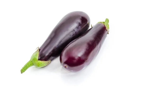 Twee Vers Ongekookt Paarse Aubergines Een Witte Achtergrond — Stockfoto