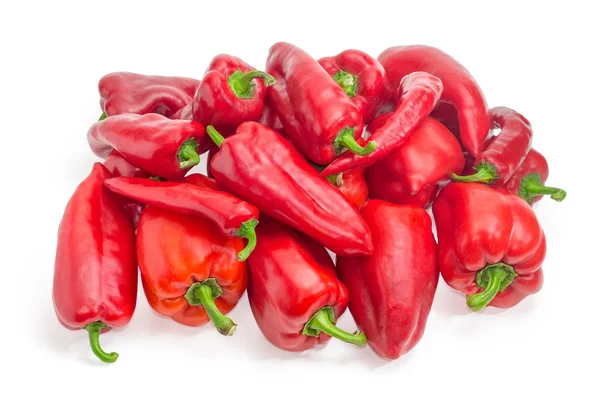 Högen Nyskördade Olika Röd Paprika Och Röd Chili Vit Bakgrund — Stockfoto