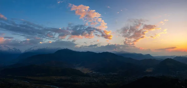 アンナプルナ山の中央山塊 ポカラ ネパールの日の出の前に Sarangkot の丘からの全景 — ストック写真