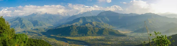 アンナプルナ山塊とヒマラヤのポカラ渓谷の広いパノラマ ネパール ポカラ市の近所で Sarangkot の丘からの眺め — ストック写真