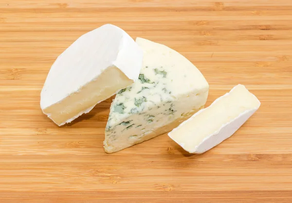 Pedaços Queijo Azul Queijo Tipo Camembert Tábua Corte Bambu — Fotografia de Stock