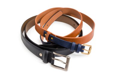 Kahverengi-siyah kemer deri ve siyah deri kemer beyaz bir arka plan üzerinde geleneksel tokaları olan erkekler için taklit sentetik malzemeden yapılmış kadınlar için