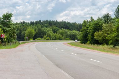 Tabela yolun her iki tarafta orman ile sırayla yaz gün