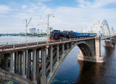 Nehir üzerinde buhar hareket köprüde yolcu treni ile lokomotif