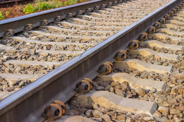 Modern Tren Yolu Ile Beton Uyuyanlar Ezilmiş Taş Parça Balast — Stok fotoğraf