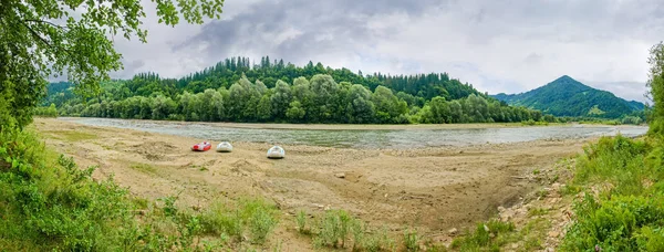 Panorama Rivière Montagne Avec Radeaux Gonflables Terre Dans Les Carpates — Photo