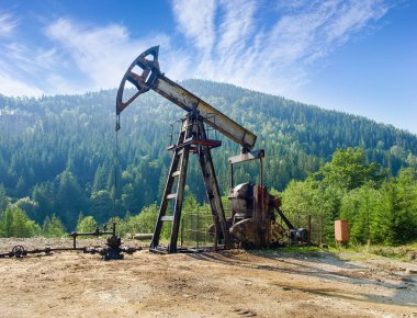 Pompa-jack pompalama petrol petrol kuyusu Karpat Dağları'üzerinde