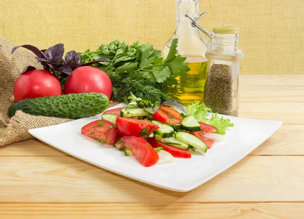 Salada Legumes Com Tomates Fatiados Frescos Pepinos Verdes Prato Branco — Fotografia de Stock