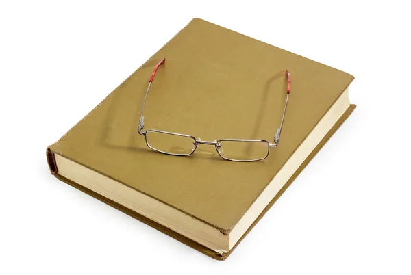 白い背景の閉鎖の昔の本の上に横たわる金属フレームで古典的な男性の眼鏡のモダンなペア — ストック写真