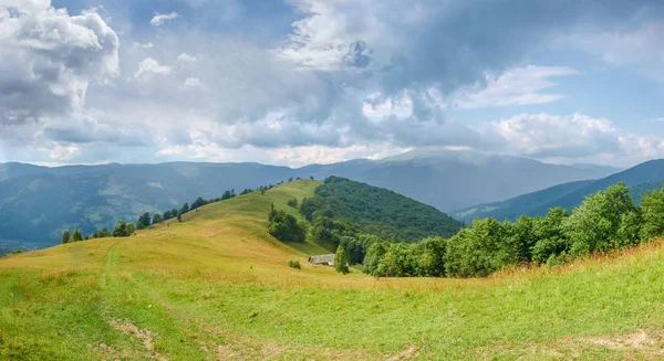 Panorama Glade Hřebeni Mezi Listnaté Lesy Svazích Pozadí Jiných Hřebenů — Stock fotografie