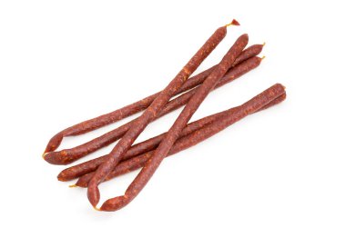 Birkaç uzun ince beyaz bir arka plan üzerinde yenilebilir çerçeve içinde füme sosis tedavi