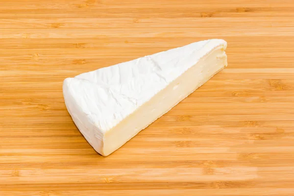Pedaço Queijo Brie Forma Setor Tábua Corte Bambu Close — Fotografia de Stock