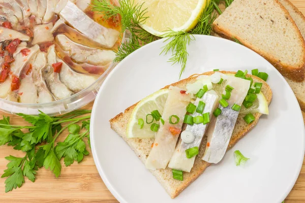 Top View Open Sandwich Slices Pickled Atlantic Herring Fillet Lemon — Stock Photo, Image