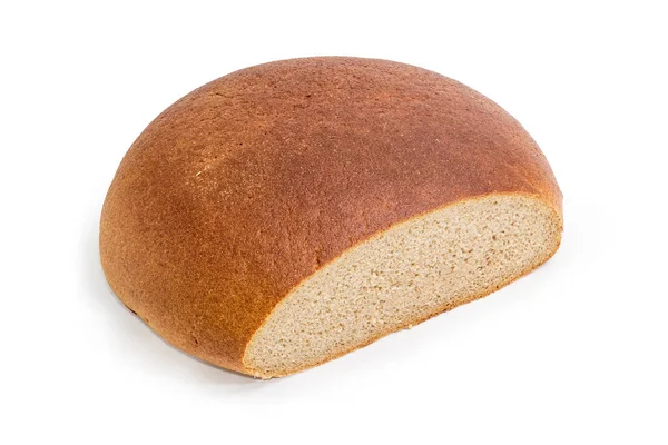 白地に茶色の小麦とライ麦の囲炉裏の丸いパンをパン部分的カットします — ストック写真