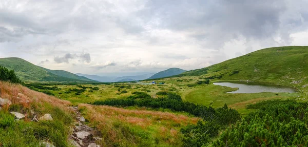 Panorama Vysokohorským Údolím Horské Jezero Zatažené Počasí Karpatských Horách — Stock fotografie