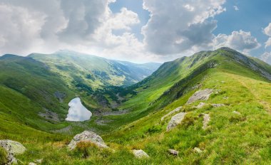 Dağ ve yayla Vadisi cirque Ukrayna Karpat Dağları'nda bulunan Brebeneskul Gölü ile üstten görünüm