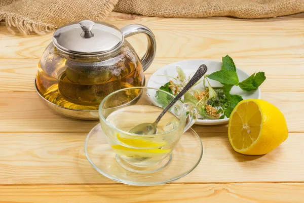 Травяной Чай Стеклянной Чашке Блюдце Чайнике Стрейнером Лимоном Травами Приготовления — стоковое фото