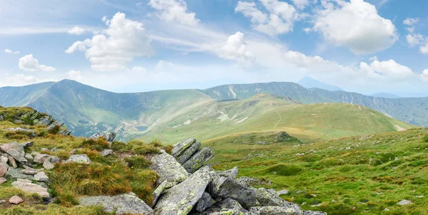 Panorama Van Mountain Range Met Spurs Highland Vallei Met Meer — Stockfoto