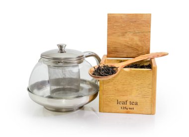 Büyük yaprakları tahta kaşık ve ahşap kutu ve boş cam demlik çay siyah beyaz zemin üzerine süzgeç ile kurutulmuş