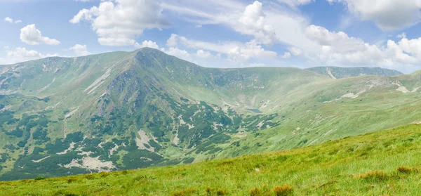 Panorama Över Bergskedjan Och Highland Dalen Med Sjön Bakgrund Himlen — Stockfoto