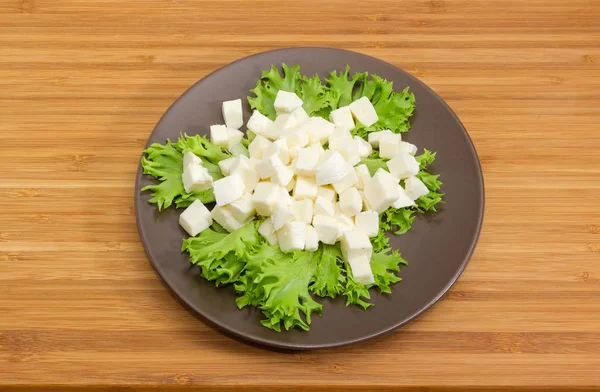 Braune Schüssel Mit Mozzarella Kleine Würfel Geschnitten Auf Salatblättern Auf — Stockfoto