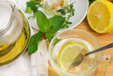 Cam bardak bitkisel çay Çaydanlık ve çay hazırlama için malzemeler arasında daire üzerinde yukarıdan