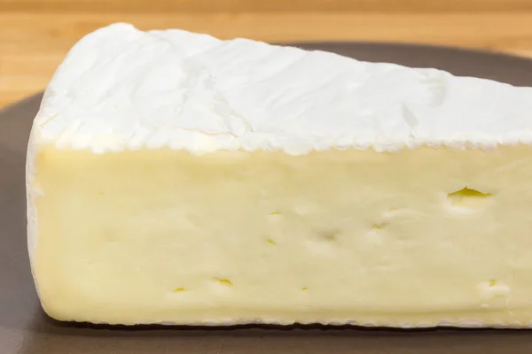Frammento Pezzo Del Taglio Brie Cheese Primo Piano Fuoco Selettivo — Foto Stock