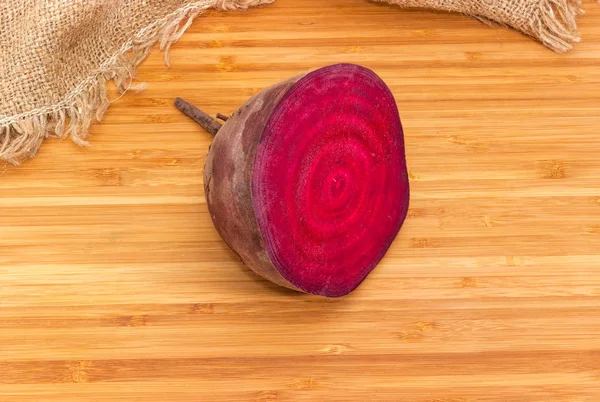 Half Uncooked Red Beetroot Cut Bamboo Wooden Cutting Board — Stock Photo, Image