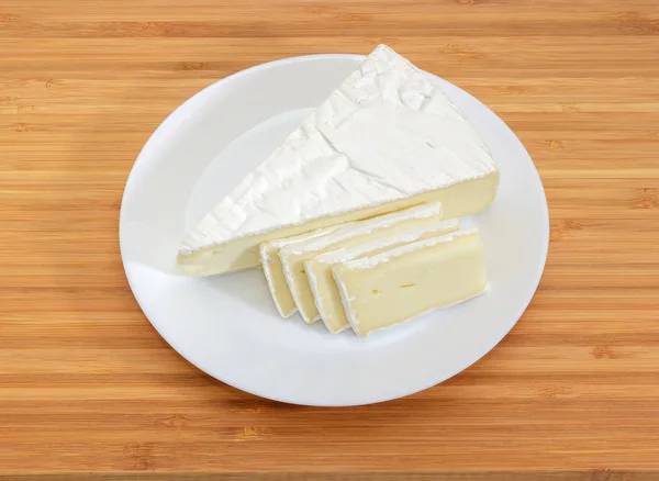 Fromage Brie Partiellement Tranché Sur Plat Blanc Sur Une Surface — Photo