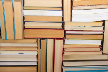 Arka planını yığılmış parçası kadar farklı kitap, hardcovers ve softcovers, omurgalar, ters taraftan göster  