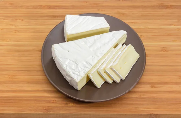 Stücke Und Scheiben Des Brie Käses Auf Braunem Teller Auf — Stockfoto