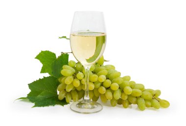 Hafif bir arka plan üzerinde beyaz üzüm asma ile küme bir arka plan üzerinde beyaz şarap şarap kadehi bırakır