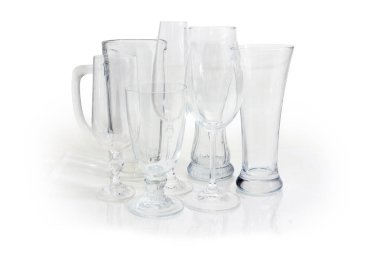 Beyaz bir arka plan üzerinde farklı boş bira cam ve şarap gözlük