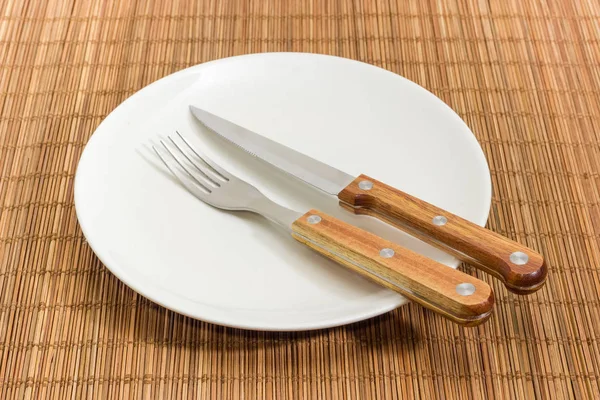 Tenedor Cuchillo Con Asas Madera Plato Blanco Redondo Vacío Alfombra — Foto de Stock