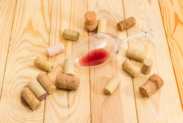 Ποτήρι Κρασιού Ξαπλωμένη Στο Πλάι Μικρή Ποσότητα Του Κόκκινου Κρασιού — Φωτογραφία Αρχείου
