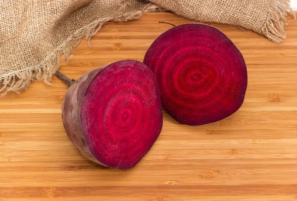 Dos Mitades Remolacha Roja Sin Cocer Cortadas Tabla Cortar Madera — Foto de Stock