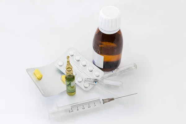 塑料医疗注射器 带皮下注射针 安瓿与药物 水泡包与不同药丸和瓶子与医疗混合物 — 图库照片