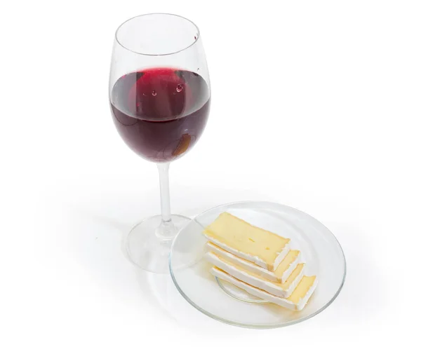 Formaggio Brie Affettato Piattino Vetro Bicchiere Vino Rosso Sfondo Bianco — Foto Stock