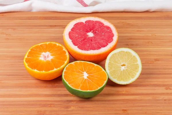 Halves Mandarin Orange Green Tangerine Lemon Red Grapefruit Bamboo Wooden — Stock Photo, Image