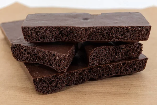 Stukken Van Donkere Belucht Chocolade Close Een Inpakpapier Selectieve Aandacht — Stockfoto