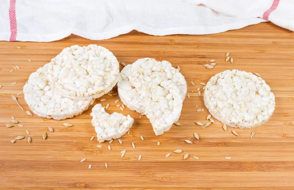 Panes Secos Redondos Inflados Hechos Arroz Integral Otros Cereales Entre —  Fotos de Stock