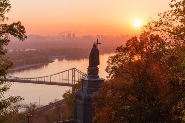 19. yüzyılda orta zemin karşı bina ve sonbahar, Kiev, Ukrayna rising sun city Dinyeper Nehri'nin inşa Aziz Vladimir anıt