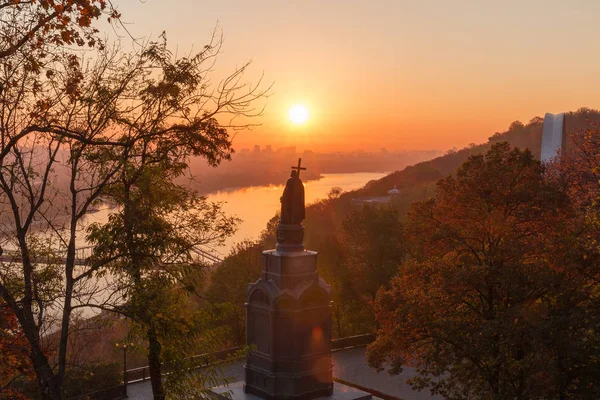 位于第十九中叶的圣弗拉基米尔纪念碑 在第聂伯河河 城市建筑和秋季太阳升起的背景下建造 乌克兰基辅 — 图库照片