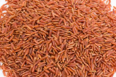 Seçici odak, çiğ kırmızı pirinç yakın çekim yığını