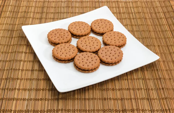 Biscoitos Sanduíche Redondos Planos Com Sabor Chocolate Recheio Creme Prato — Fotografia de Stock