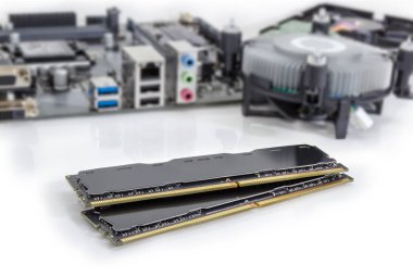 Masaüstü bilgisayarlar, iş istasyonları ve sunucularda diğer bilgisayar bileşenleri bulanık bir arka plan üzerinde seçici odak kullanılan iki Ddr4 Sdram bellek modülleri