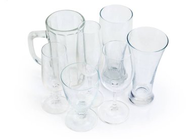 Beyaz bir arka plan üzerinde farklı boş bira cam ve şarap gözlük