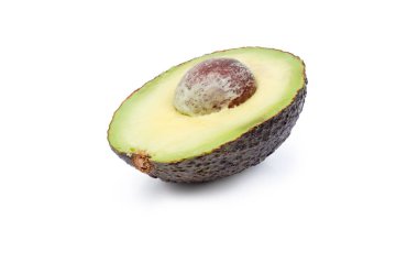 Yarım avokado tohum ve beyaz bir arka plan üzerinde kahverengi deri yakın çekim